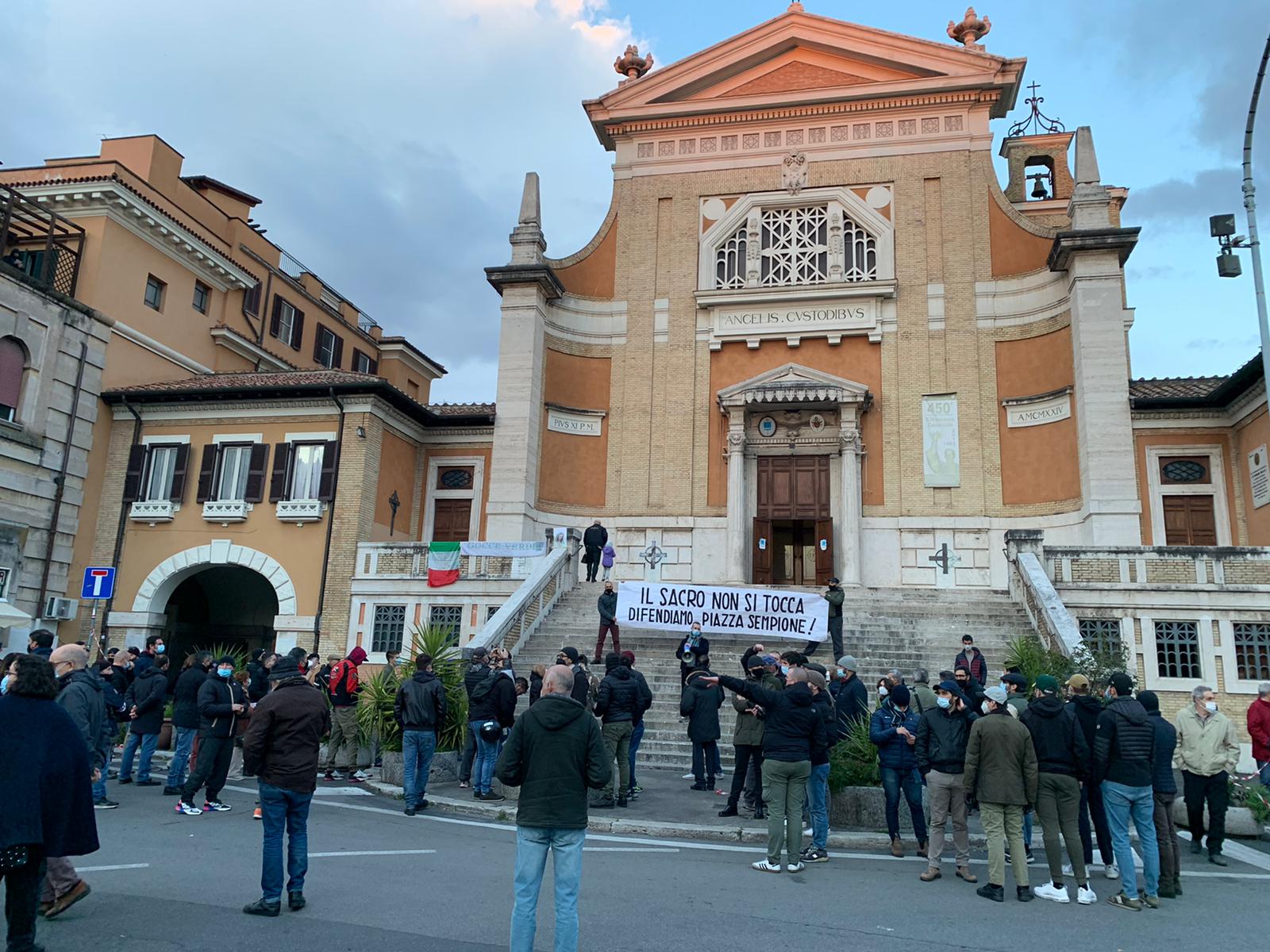FLASH – Roma, manifestazione a piazza Sempione: “il sacro non si tocca” 1